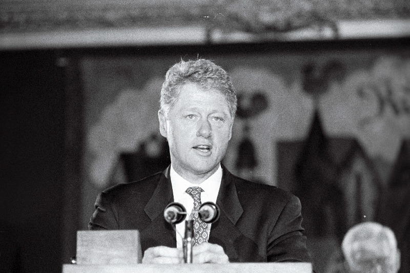 USA president Bill Clinton Riias.