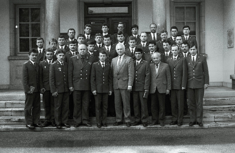 Tallinna Miilitsa Erikeskkooli paremad lõpetajad vastuvõtul Eesti NSV Ülemnõukogu Presiidiumis. Esireas vasakult 6. Eesti NSV Ülemnõukogu Presiidiumi esimees Arnold Rüütel.