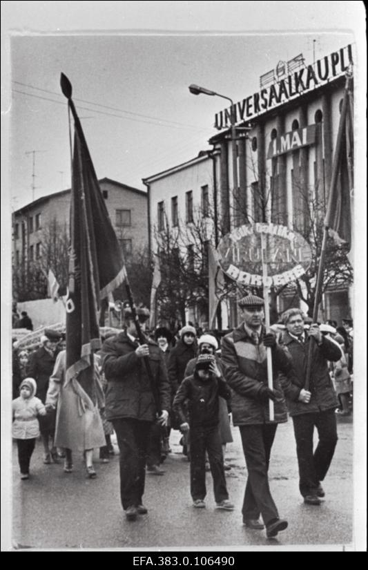 Õmblustootmiskoondise "Baltika" vabriku "Virulane" töötajad 1.mai demonstratsioonil.