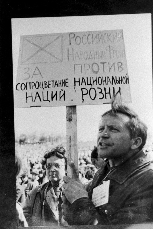 Venemaa Rahvarinde esindaja Moskvast miitingul Lauluväljakul.