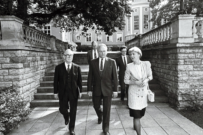 Taani Kuningriigi suursaadik Otto Rose Borch (vasakul) pärast volikirjade üleandmist koos Eesti Vabariigi Ülemnõukogu esimehe Arnold Rüütliga (keskel) Kadrioru lossi aias.