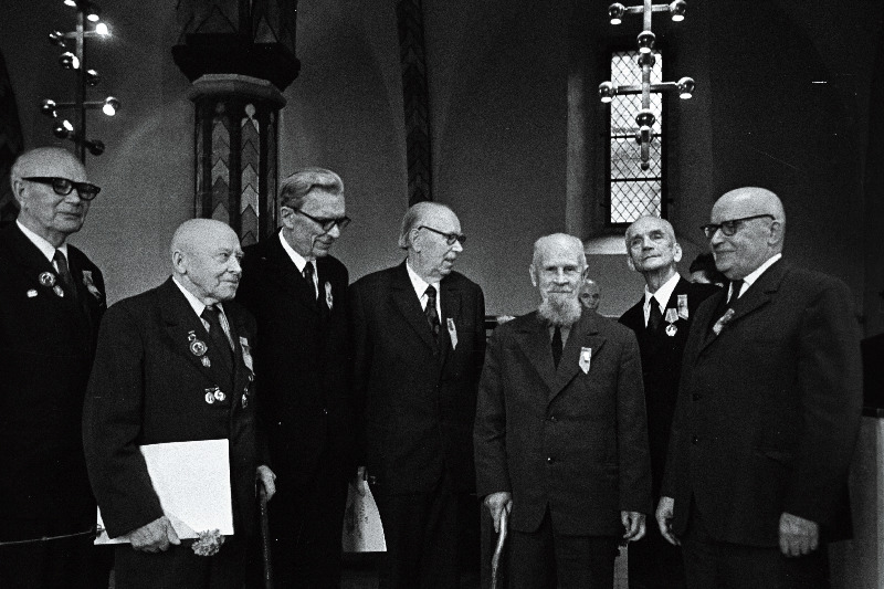 Revolutsioonilise liikumise ja kodusõja veteranide vastuvõtt Tallinna Raekojas. Vasakult: A. Saulep, N. Salm, R. Majak, E. Päll, G. Sommer, K. Kanger ja H. Allik.