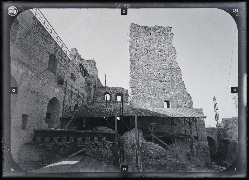 Rakvere, Rakvere linnusevaremed. Rakvere linnuse varemed vallikraaviga. Rakvere linnuse stereofotogramm-meetriline mõõdistamine.