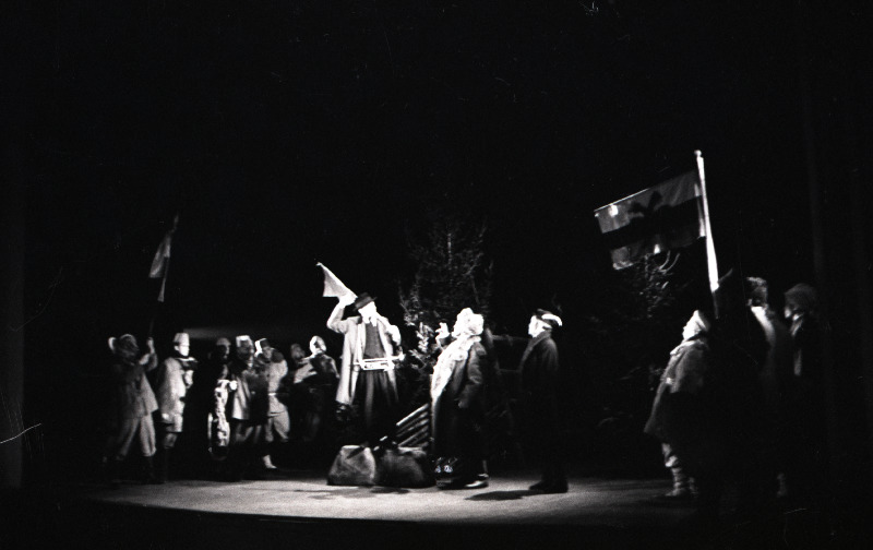 R. Pätsi–H. Visnapuu näidend Meie küla poisid teatris Vanemuine. Stseen lavastusest.
