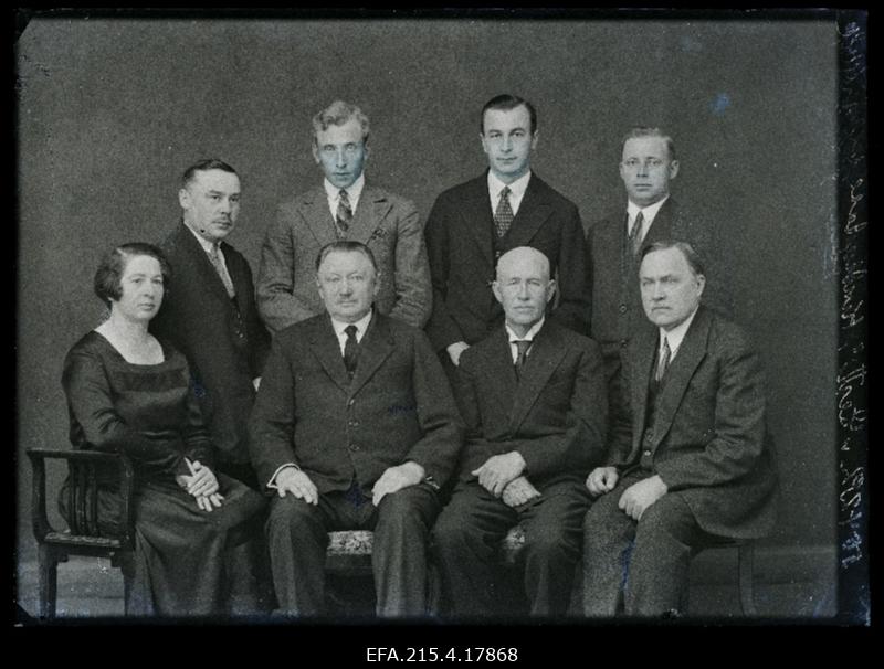 Kindlustusselts Eesti Viljandi osakonna juhatus: istuvad (vasakult) E. Rängel, juhatuse liikmed Fritz Roosmann, Johan Vihvelin ja Jaan Riet; seisavad (vasakult) osakonna asjaajaja Peeter Rängel, instruktor O. Kurrikoff, A. Kurik ja inspektor A. Kask.