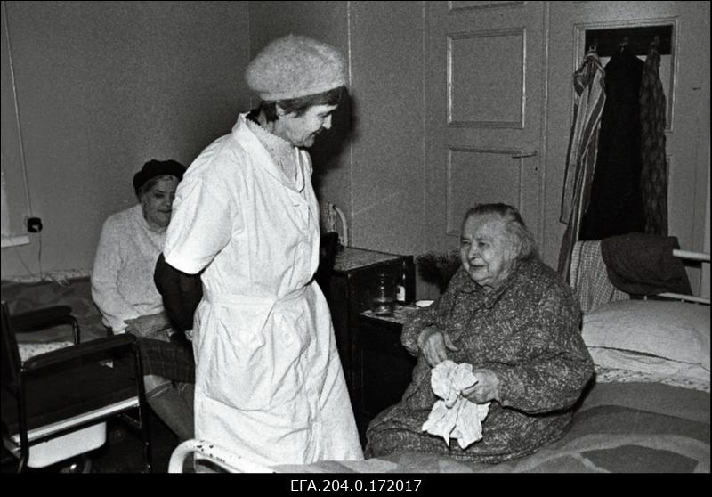 Kastre hooldekodu vanemõde Elsa Pilden (keskel) vanuritega.