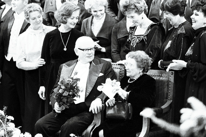 NSV Liidu rahvakunstnik, RAT Estonia solist Tiit Kuusik koos abikaasaga oma 75. sünnipäeva tähistamisel RAT Estonias. Tema taga paremalt 1. Margarita Voites, 2. Urve Tauts, 3. Leili Tammel, 5. Maarja Haamer.
