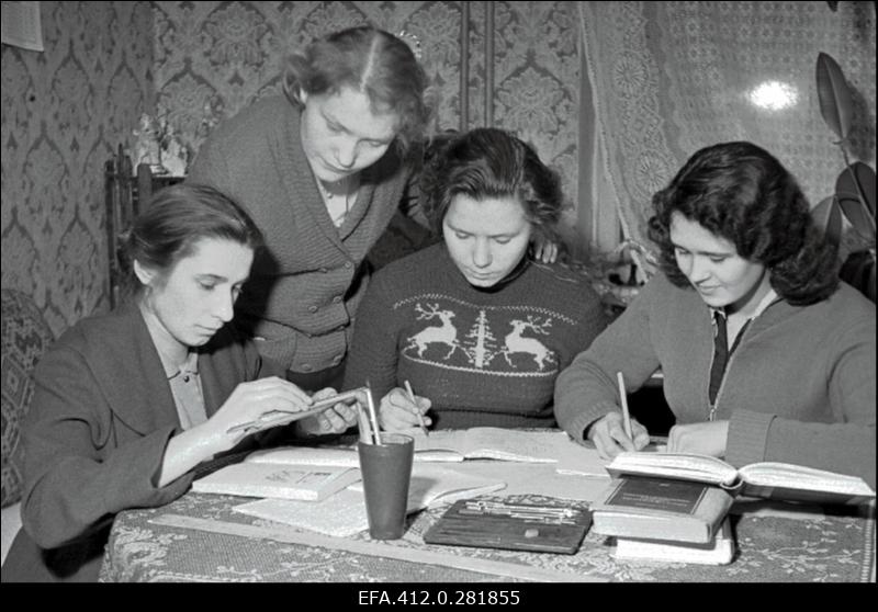 Narva Kreenholmi Manufaktuuri elektrimootorite mähkijate brigaad (brig.Inda Seppois)