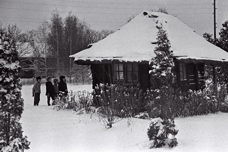 Jõgeva rajoonis Tooma Katsebaasi territooriumil asuv õlgkatusega palkmaja, kus 1661.a. sõlmiti rahuleping Rootsi ja Venemaa vahel.