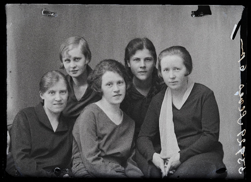 Grupp naisi, taga paremal Saarik, (foto tellija Ilves).