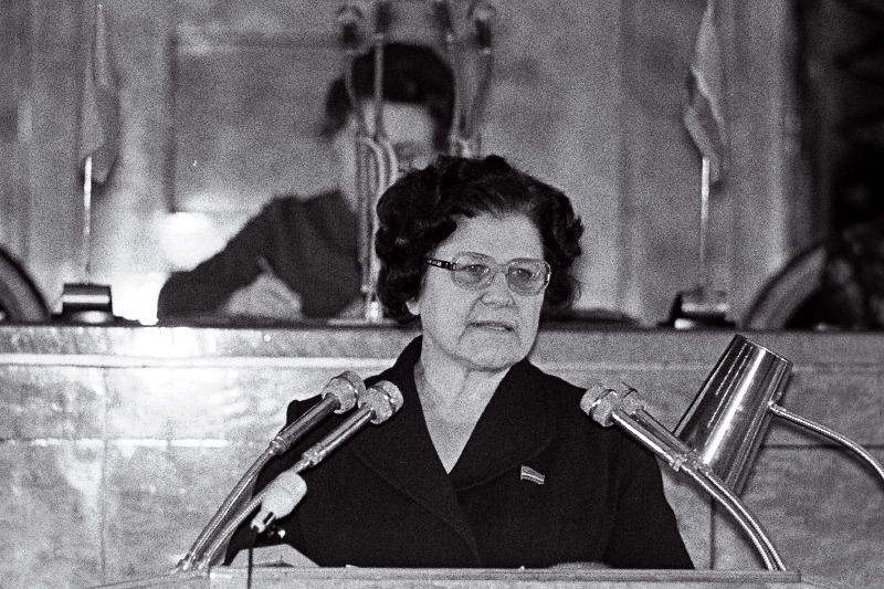 Vabariikliku naisaktiivi koosolekul esineb ettekandega Eesti NSV Ülemnõukogu Presiidiumi esimehe asetäitja Meta Vannas.