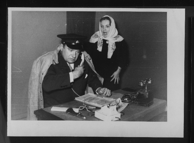 Eesti NSV Riikliku Filharmoonia estraadietendusel Lia Laats ja Helmut Vaag esitavad Aksel Vaigu humoreski Kui tuletõrje peab abistama kõiki!