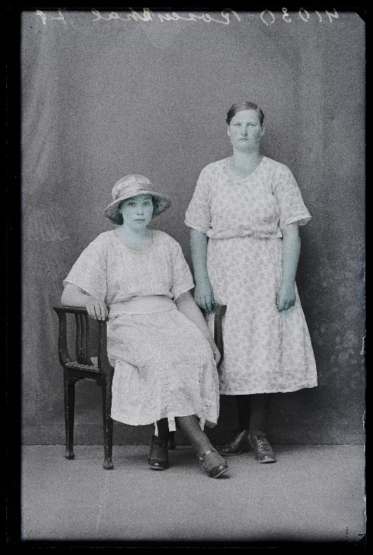 Kaks naist, (foto tellija Rosenthal).