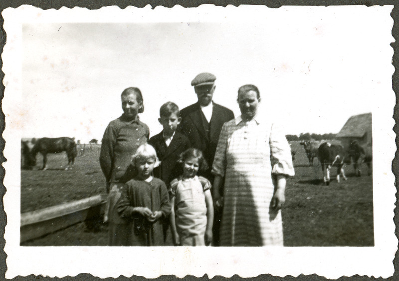 Arnold Mikkeri naine Olga, poeg Raimund, vanapaar (Olga vanemad?) ning tüdrukud Evi ja Asta maal, grupifoto
