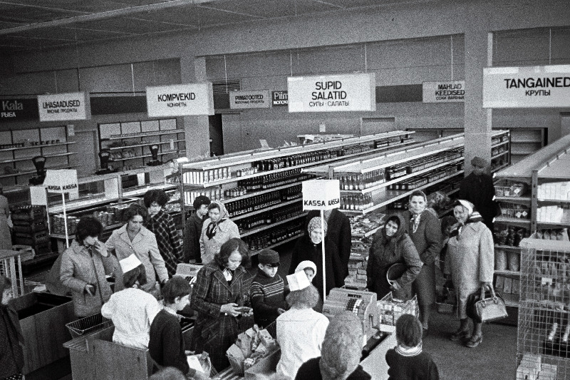 Kallastes asuva ETKVL-i toidukaupluse sisevaade.