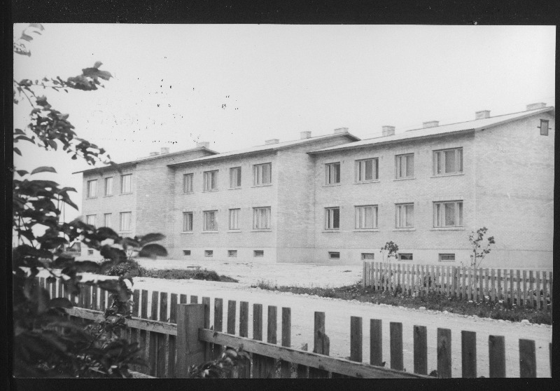 J. Lauristini nimeline Tallinna 16. Keskkooli uue koolihoone pidulikul avamisel kõneleb EKP Tallinna Linnakomitee esimene sekretär V. Väljas.