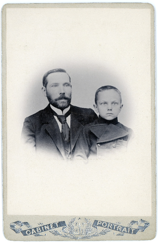 Portreefoto. Tundmatu meesterahvas ja poiss