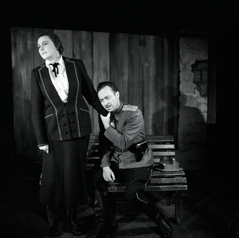 Stseen K. Trenjovi näidendist Ljubov Jarovaja. Mihhail Jarovoi - Ants Eskola, Ljubov Jarovaja - Eesti NSV teeneline kunstnik Aino Talvi.