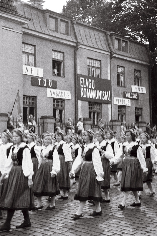 Eesti NSV I rahvatantsupeo rongkäik.