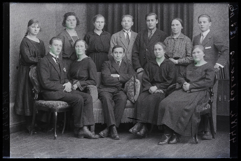 Grupp inimesi, II reas vasakult 2. Palu Kilingi-Nõmmelt, (foto tellija Jalakas).