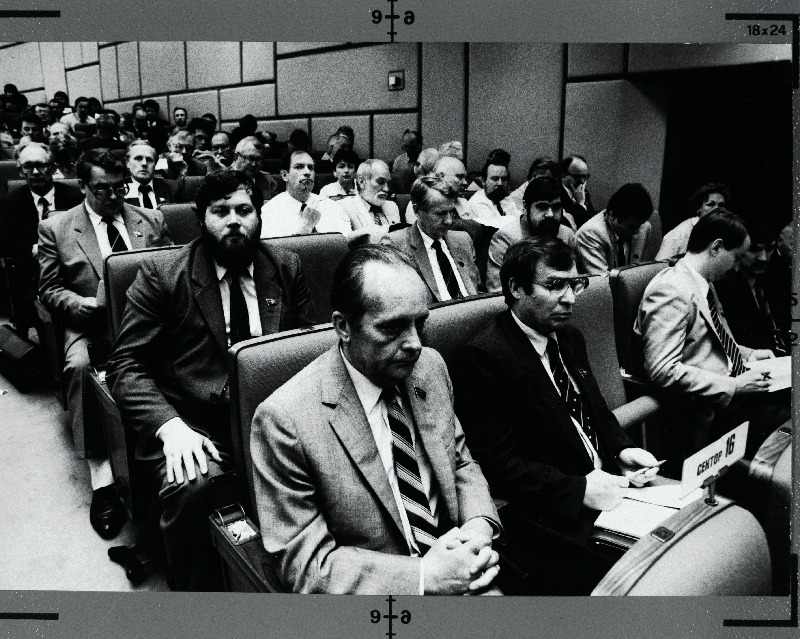 NSV Liidu Rahvasaadikute Kongressi esimene istungjärk. I reas vasakult 1. Vaino Väljas, 3. Siim Kallas; II reas vasakult 2. Tiit Made, 3. Mikk Mikiver.