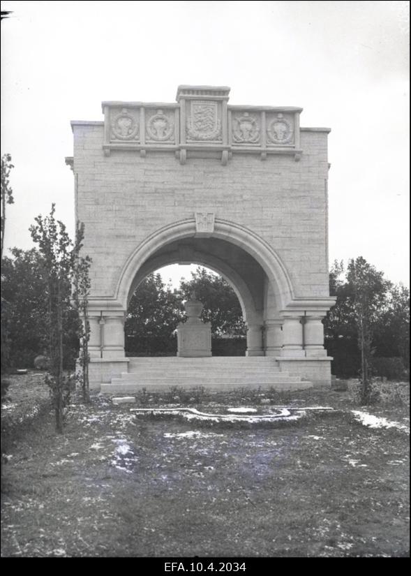 Vabadussõjas langenutele püstitatud mälestusehis - mausoleum Tallinna Kaitseväe kalmistul (Sõjaväekalmistul).