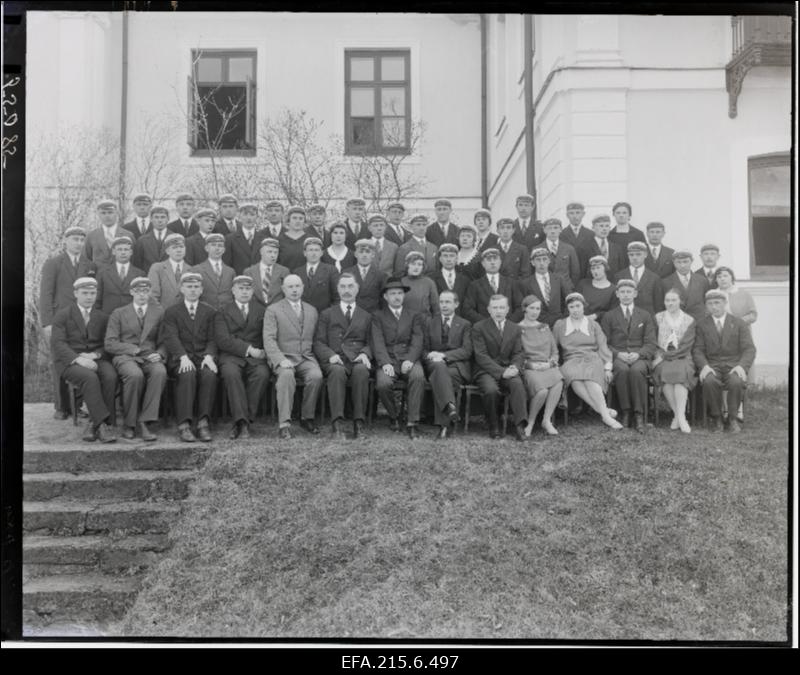 Õisu piimanduskooli õpetajad ja õpilased.