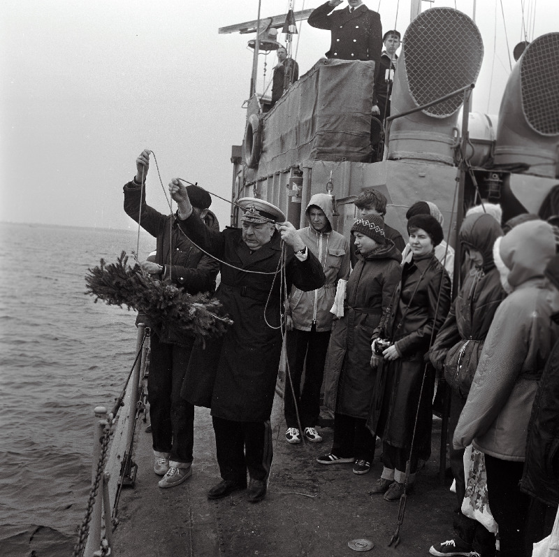 Haapsalu rajooni haldustöötajad ja õpilased Suures Isamaasõjas saavutatud võidu 40. aastapäeva tähistamisel lasevad pärja langenute mälestuseks merre Osmussaare juures.