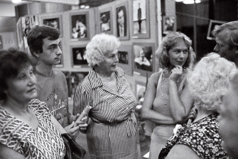 Eesti kultuuripäevad Sotšis. Inimesed Abhaasia eesti küladest: (vasakult) Salme Reiljan, Jaan Tsadurjan ja tema vanaema Hildegard Hion Sulevi külast. Paremal Elfriida Langebraun (lillelises kleidis, kuklaga).