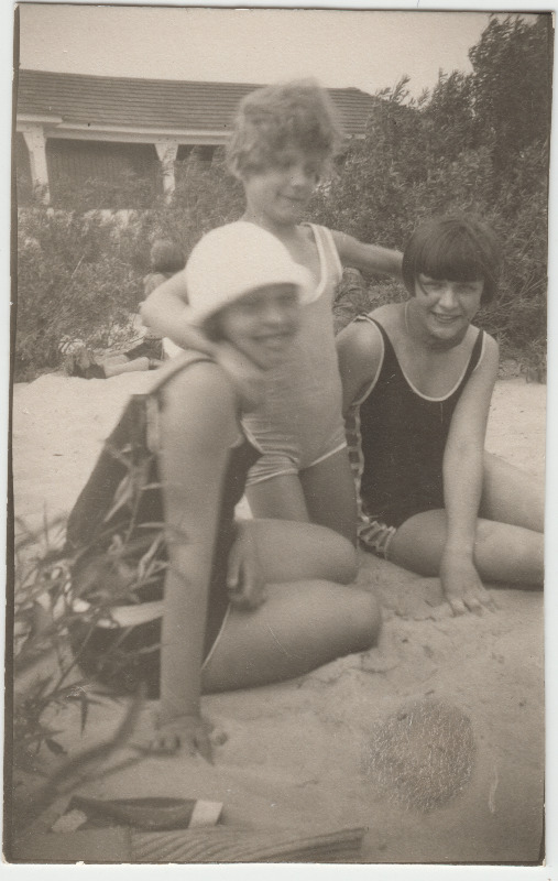 Kaks tuvastamata naist [Eduard Virgo tuttavad?] rannahoone taustal