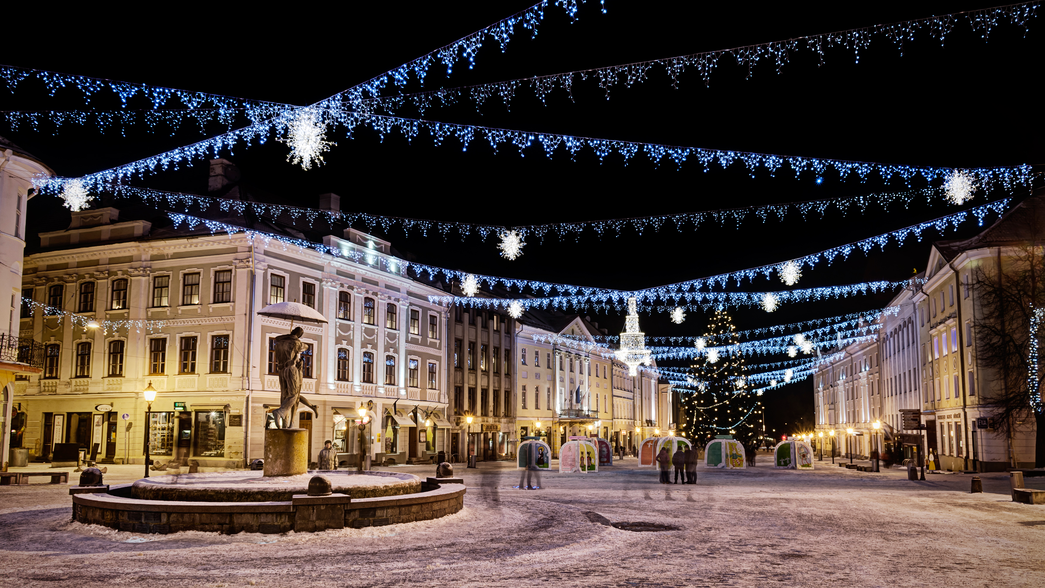 Tartu Raekoja platsi vaade - Tartu Raekoja plats jõuluehtes. Detsember 2012