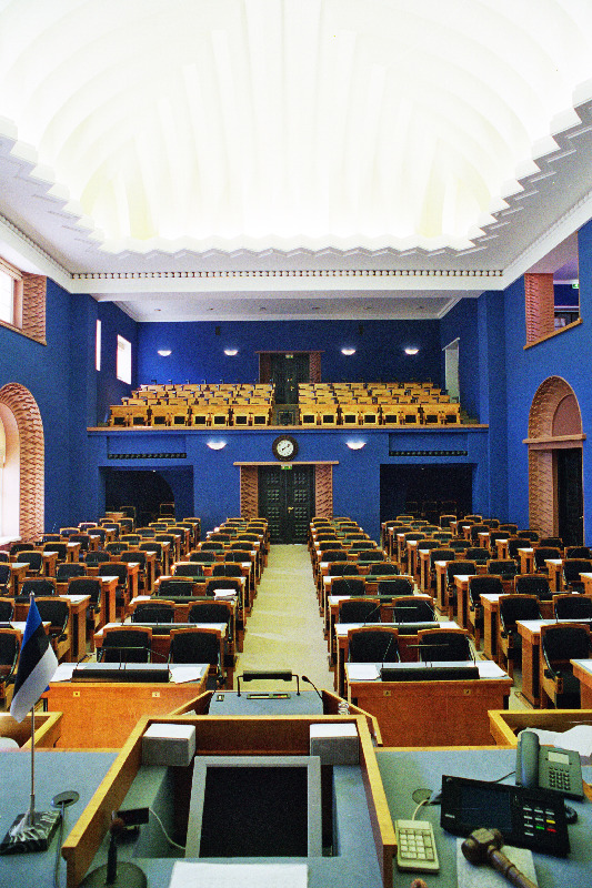 Tühi Riigikogu istungitesaal.