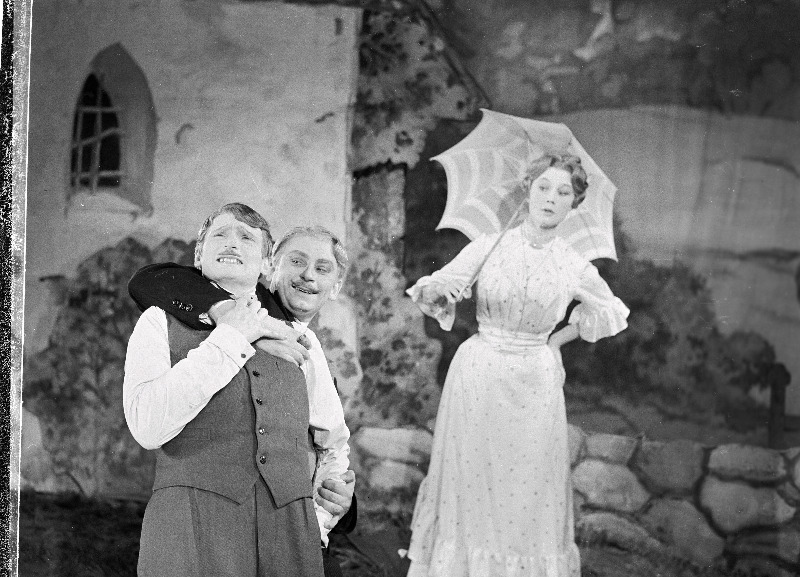 Stseen O. Lutsu jutustuse „Suvi“ samanimelisest dramatiseeringust V. Kingissepa nimelise Tallinna Riiklikus Akadeemilises Draamateatris. (vasakult) Kiir – Ants Korv, Toots – Karl Kalkun, Teele – Linda Rummo.