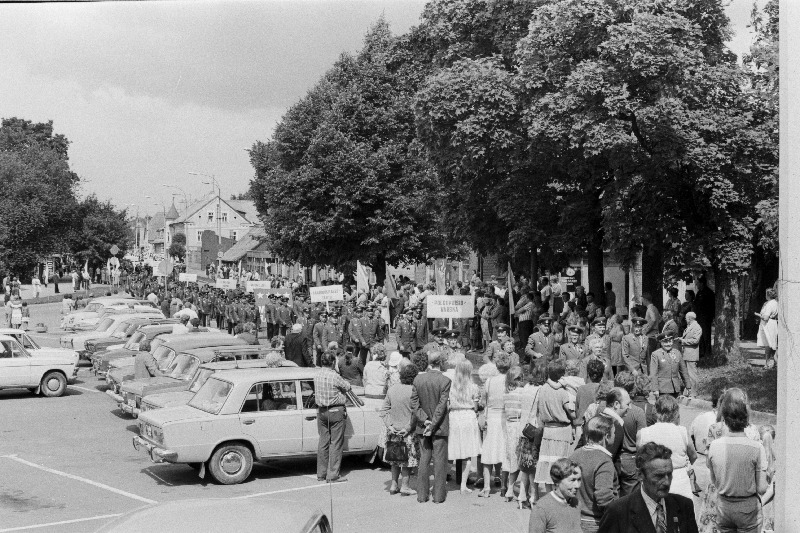 XIV rindesõprade päevast osavõtjate rongkäik Viljandis.