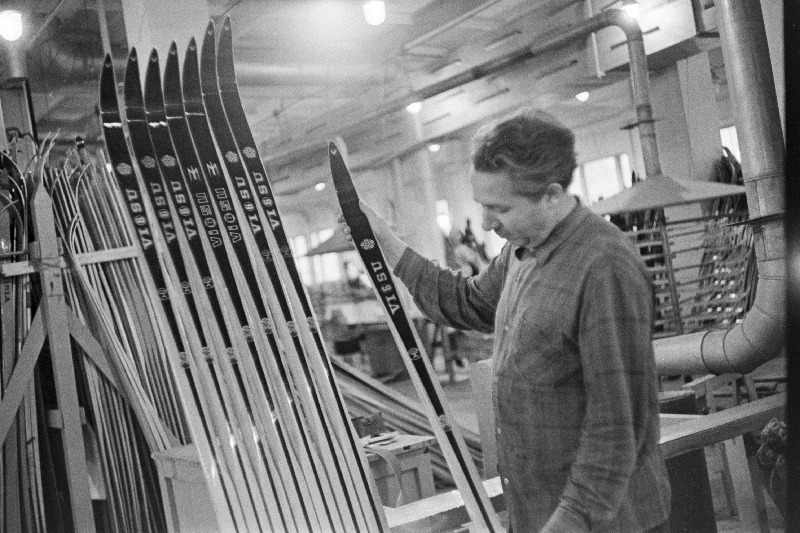Puidutoodete kombinaadi „Viisnurk“ tisler Nikolai Kuznetsov suuskade „Visu-6“ kvaliteeti kontrollimas.