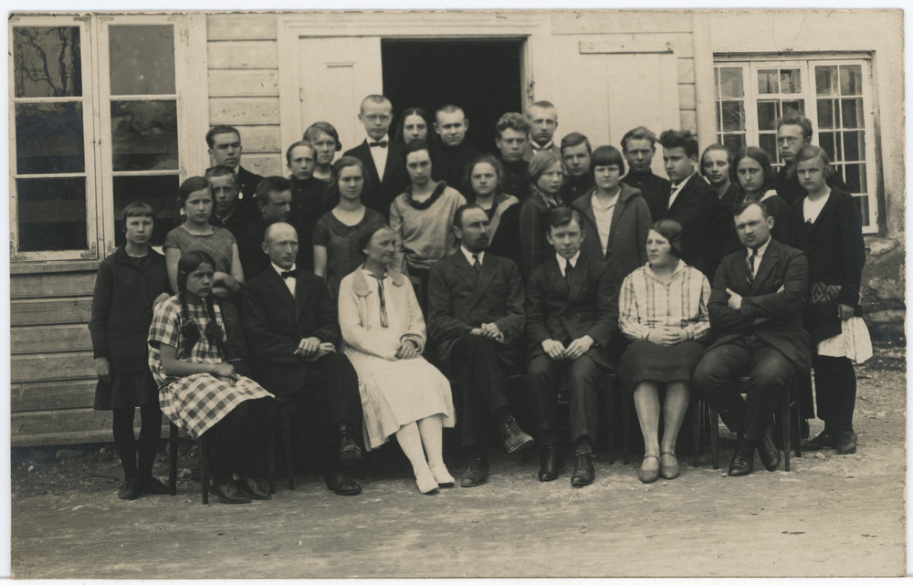 Seltskond hoone taustal