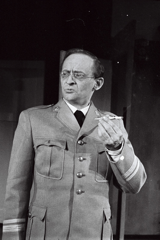 Näitleja Jüri Järvet erumajor Krutana V. Kingissepa nimelises TRA Draamateatris lavastanud M. Kundera näidendis Need, kelle käes on võtmed.