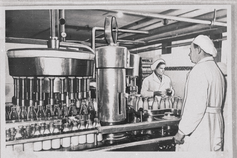 Tallinna Piimakombinaadi täispiima villimise tsehhi meister Arno Suurkuusk ja brigadir villimismasina tööd jälgimas.