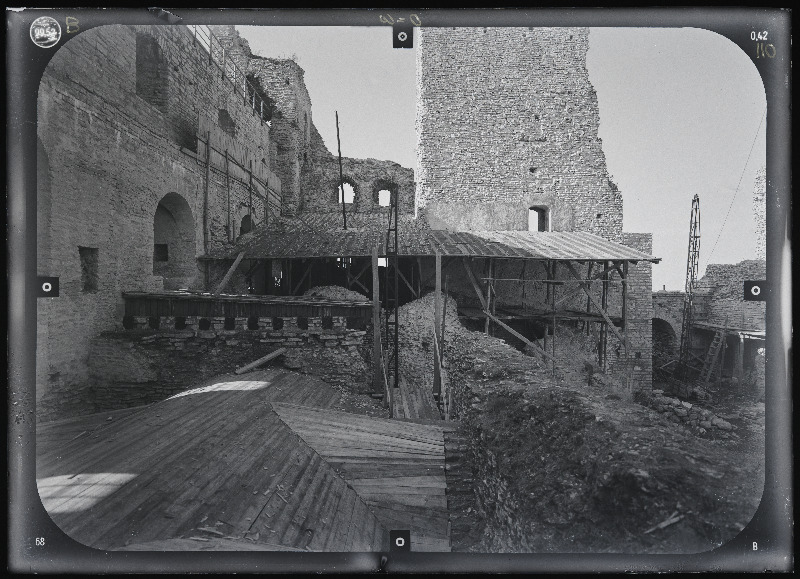 Rakvere, Rakvere linnusevaremed. Rakvere linnuse varemed vallikraaviga. Rakvere linnuse stereofotogramm-meetriline mõõdistamine.