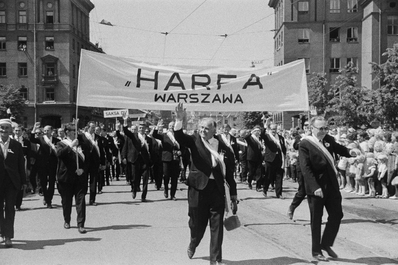 Poola külalisesinejad Eesti NSV XVII üldlaulupeo rongkäigus Narva maanteel.