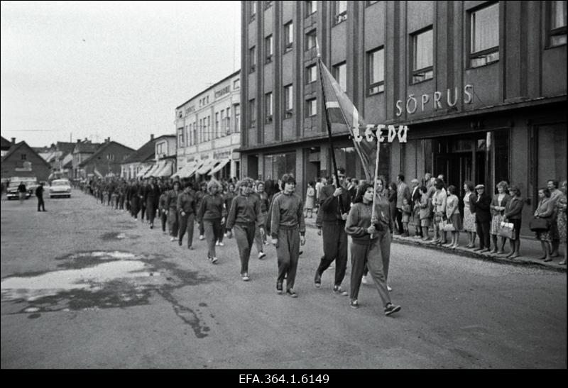 Leedu NSV võistkond teel staadionile Eesti NSV - Läti NSV - Leedu NSV kooperaatorite spartakiaadil 20.-25.08.1965. Viljandis.