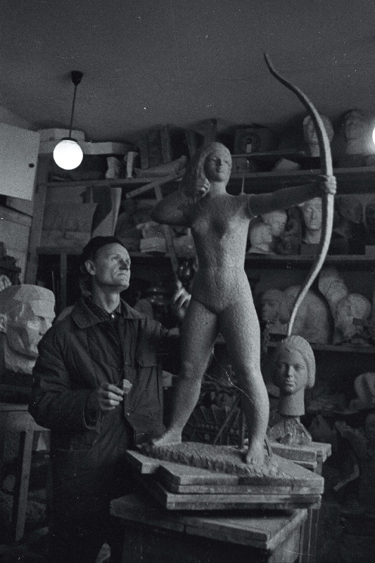 Skulptor Endel Taniloo oma ateljees.