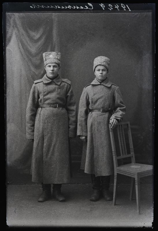 Kaks sõjaväelast, (foto tellija Semõnin [Semõmin]).