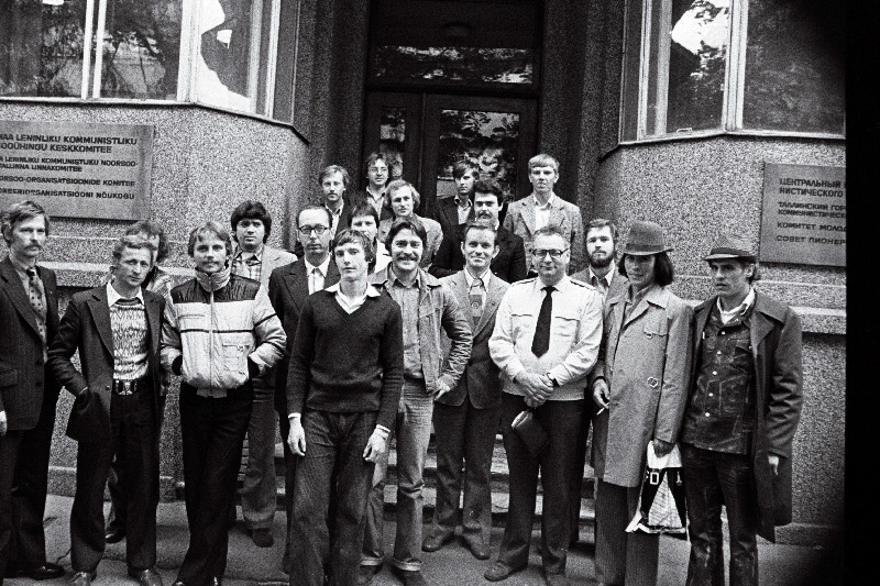 Habarovskisse Kaug-Ida raudteele tööle suunduv vabariigi komsomoli- ja noorterühm ELKNÜ Keskkomitee hoone ees.