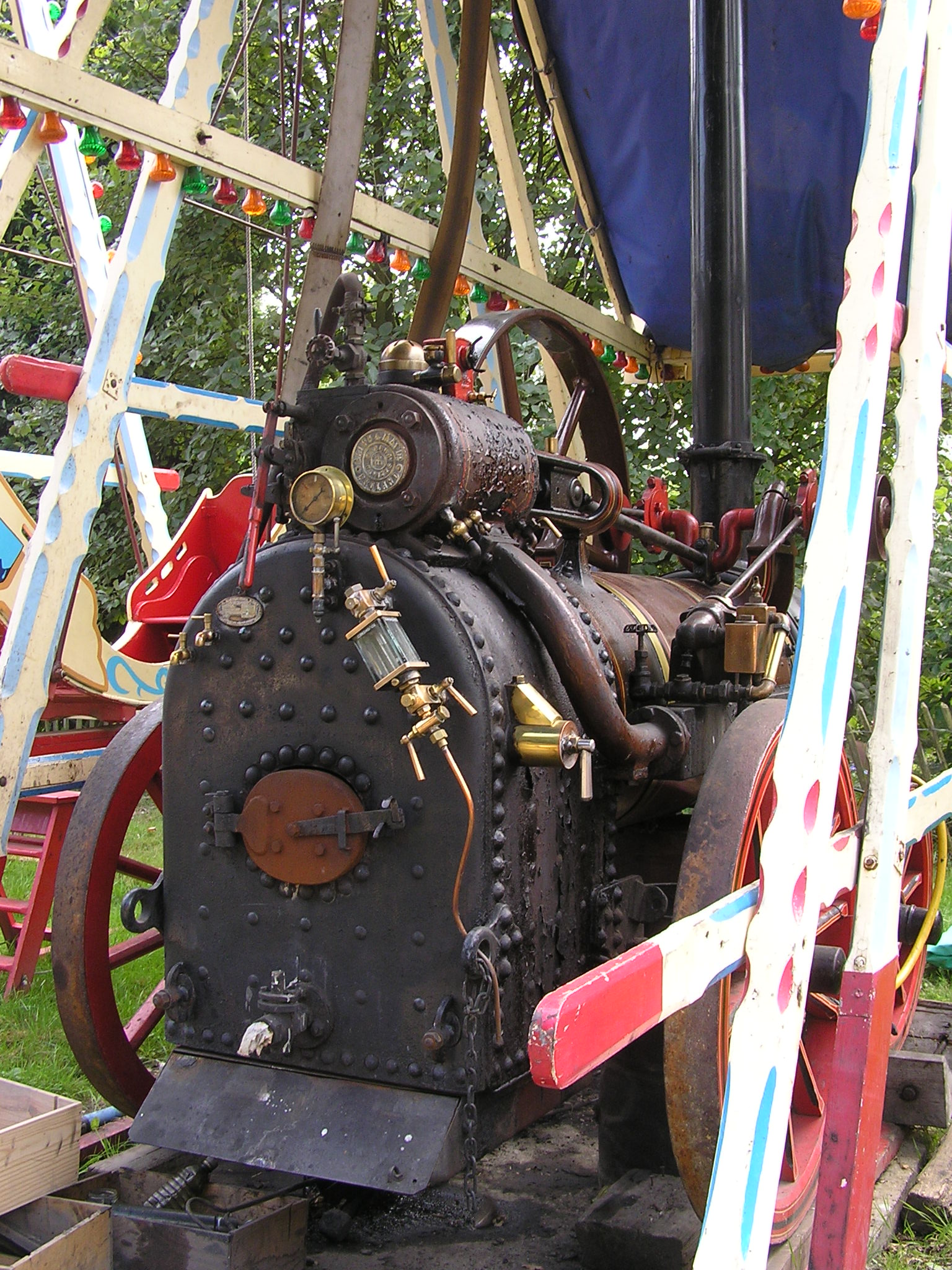 Brown & May 4NHP portable engine 6691 (1901) on swingboats, Hollycombe, Liphook 3.8.2004 P8030084 (10353635924) - Brown &amp; May 4NHP portable engine 6691 (1901) on swingboats, Hollycombe, Liphook 3.8.2004 P8030084