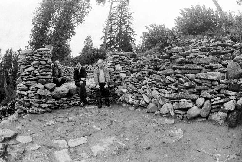 Eesti NSV Teaduste Akadeemia Ajaloo Instituudi juhtivteadur Evald Tõnisson (paremalt), Vardi metsaülem Toomas Ehrpais ja Varbola linnuse hooldaja Helmuth Pallase Varbola Jaanilinna müüridel.