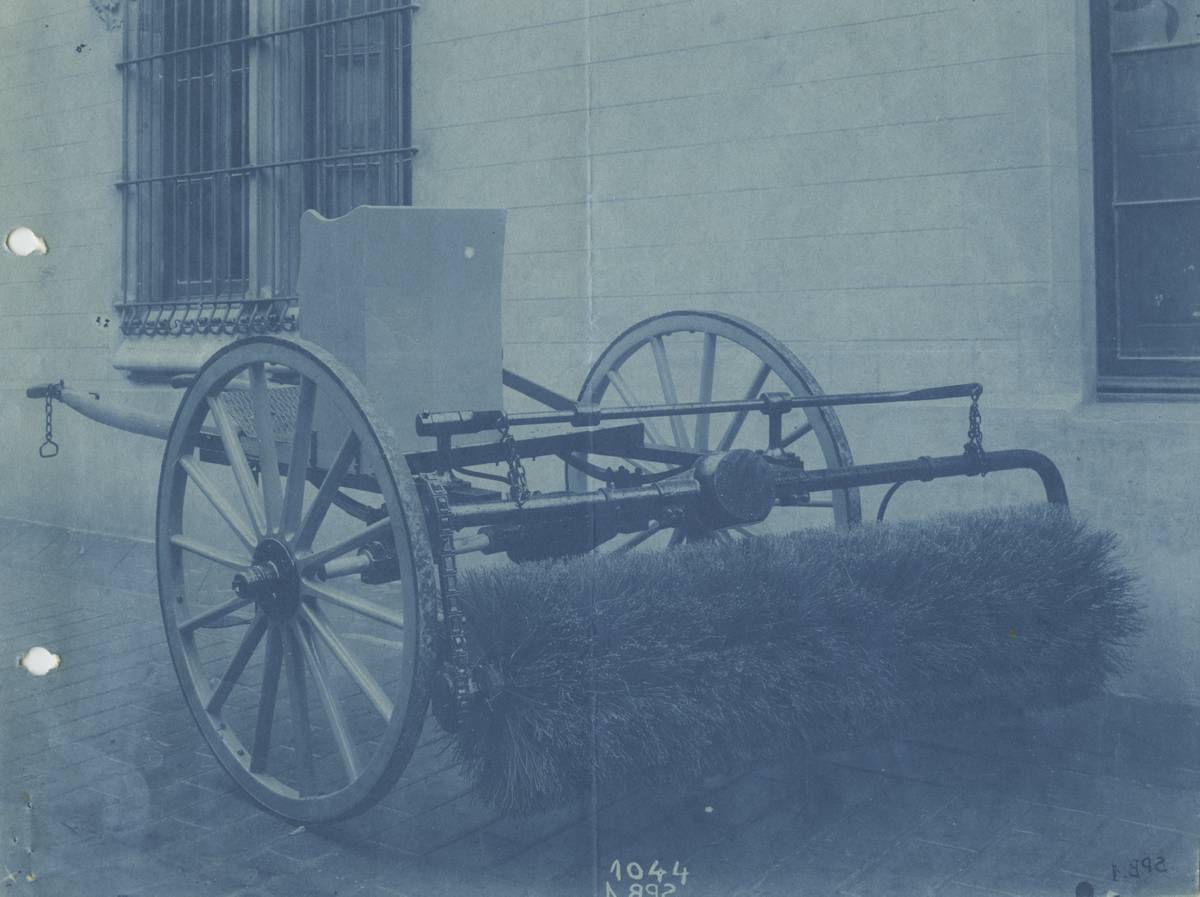 [Cleaning machine] - Machine to sweep Cardanus model streets of the Metzer house.