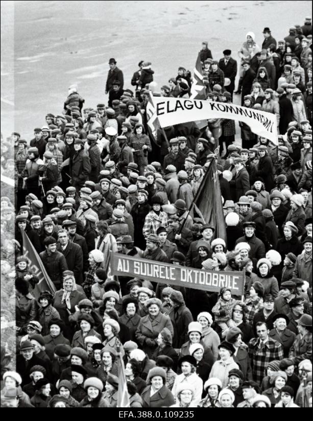 Suure Sotsialistliku Oktoobrirevolutsiooni 60. aastapäeva tähistamise demonstratsioon Viljandis.