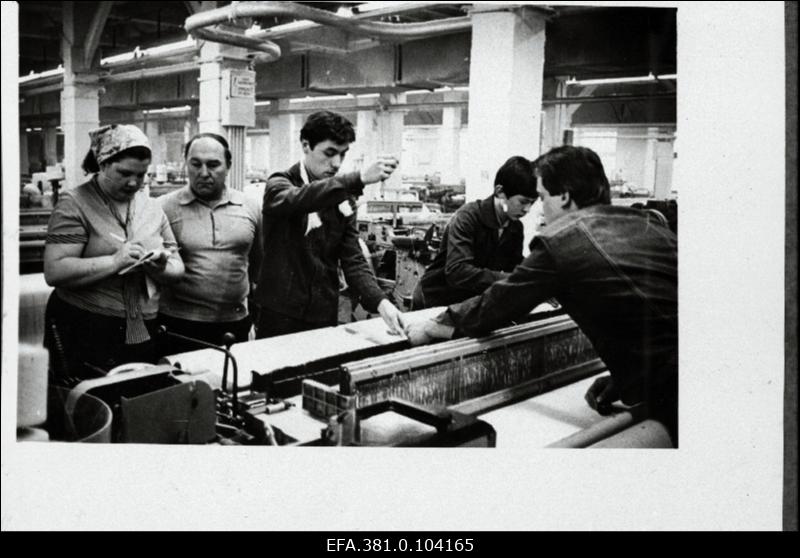 A. Kreisbergi nim. kutsekooli õpilased, tulevased poolimeistrid praktikal.