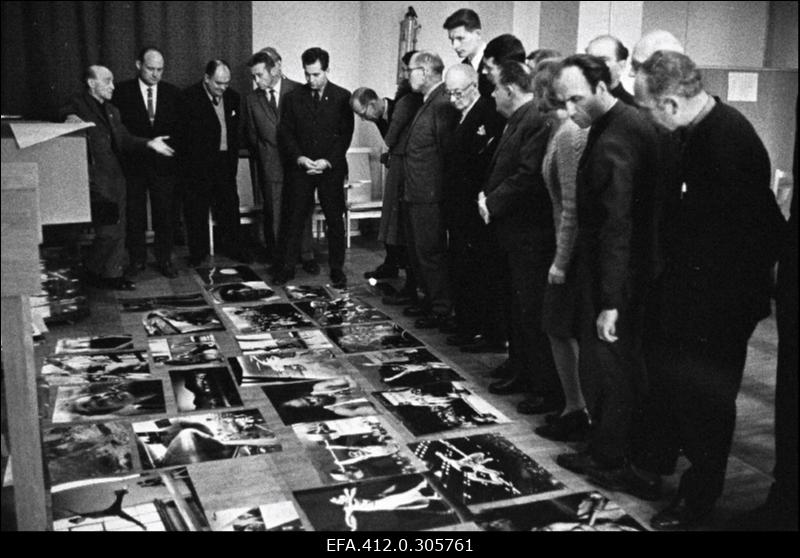 Fotokunstnik Abram Šterenberg tutvustamas oma loomingut ja АПН-i fotonäitust 1966.